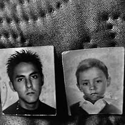 Oscar Onofre de joven, a la izquierda, y de niño, a la derecha, en dos fotografías tamaño infantil